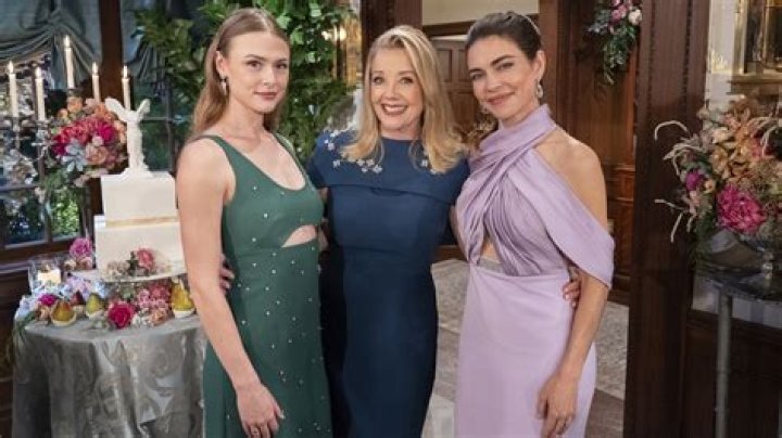 Is Amelia Heinle Pregnant And Injured In Real Life? Victoria Newman From Y&amp;R Leaving
