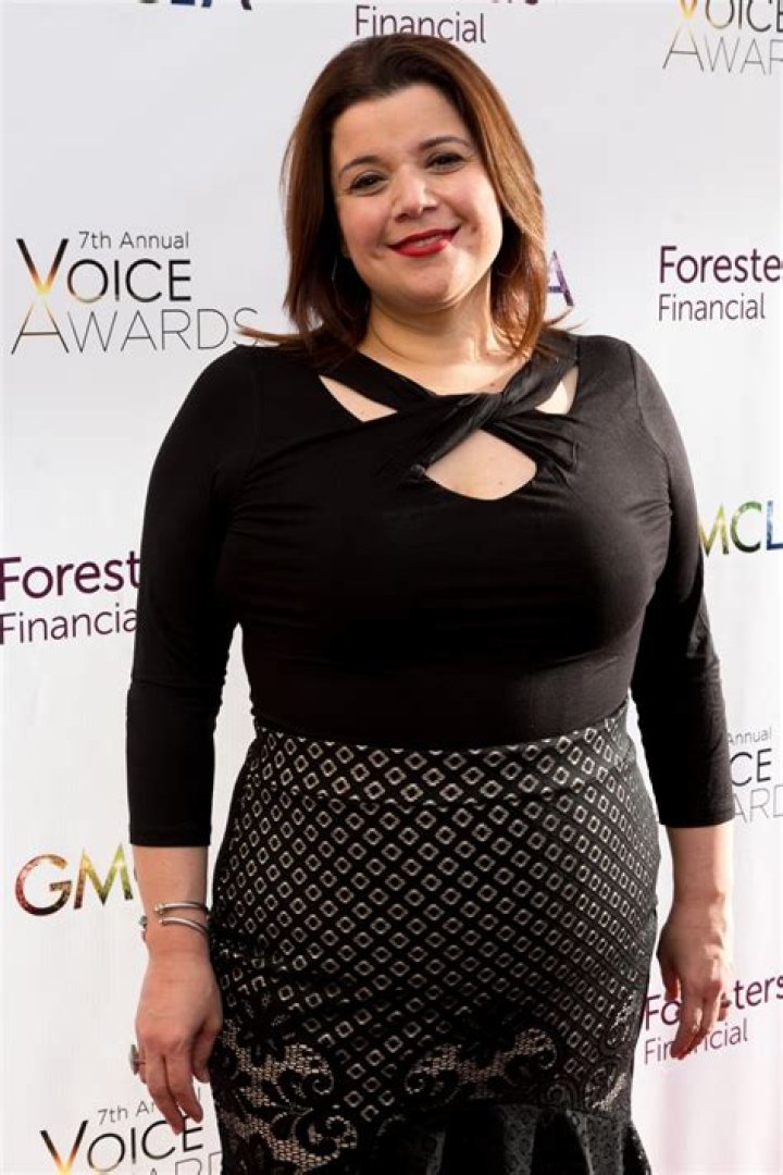 Lindsay Navarro Height, Weight, Net Worth, Age, Birthday, Wikipedia, Who, Nationality, Biography