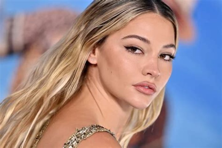 Madelyn Cline Bra Size, Age, Weight, Height, Measurements
